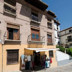 spacious-sunny-and-quiet-albayzin-apartment.es-andalucia.com/